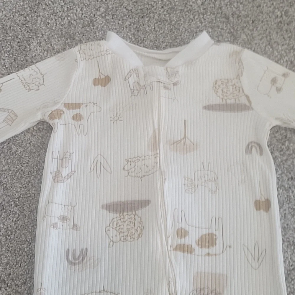Carters 9m PJs - Picture 2 of 6